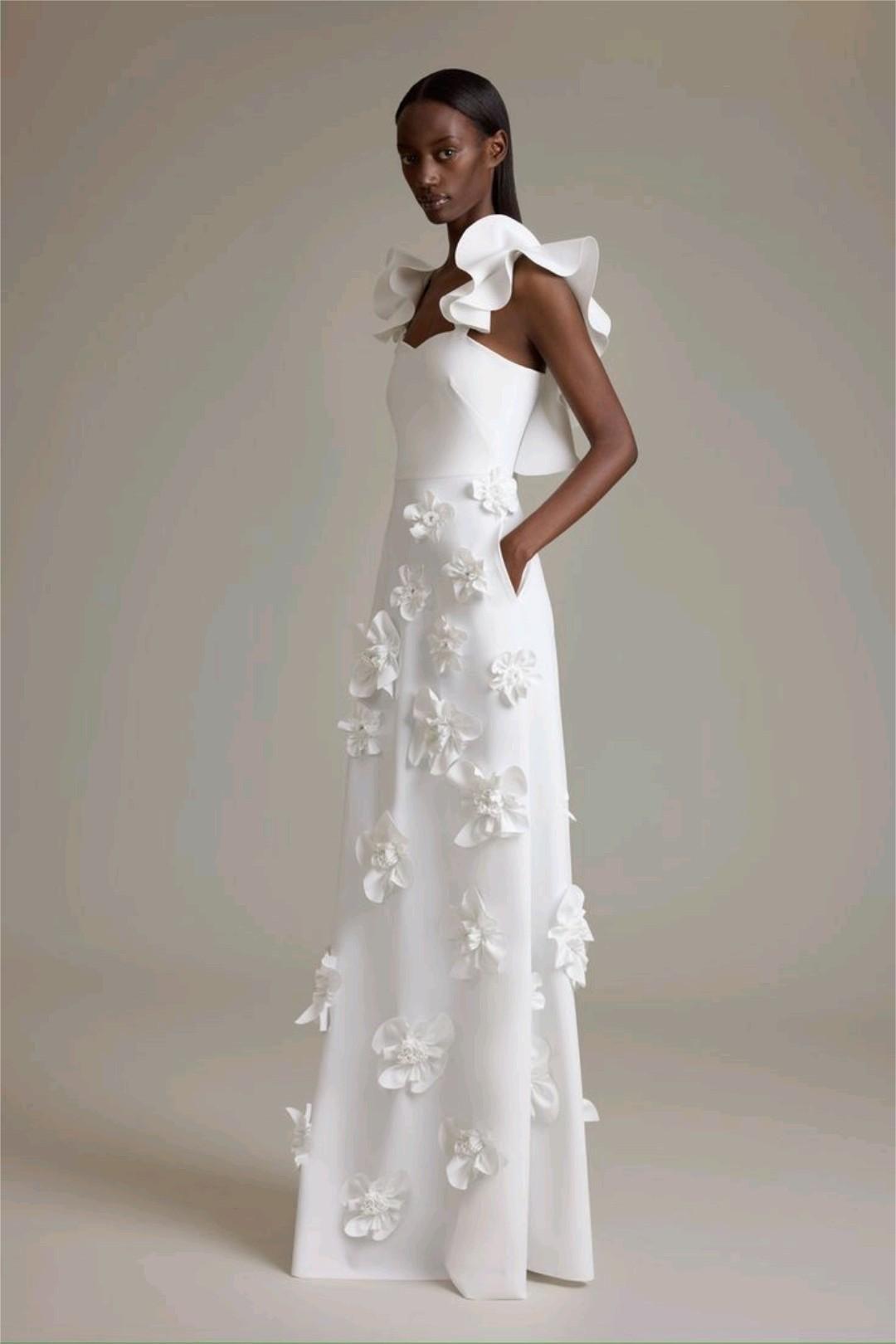 Vestido largo sin mangas con volantes y flores 3D
