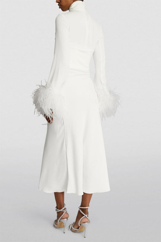 Vestido midi de cuello alto con plumas lisas