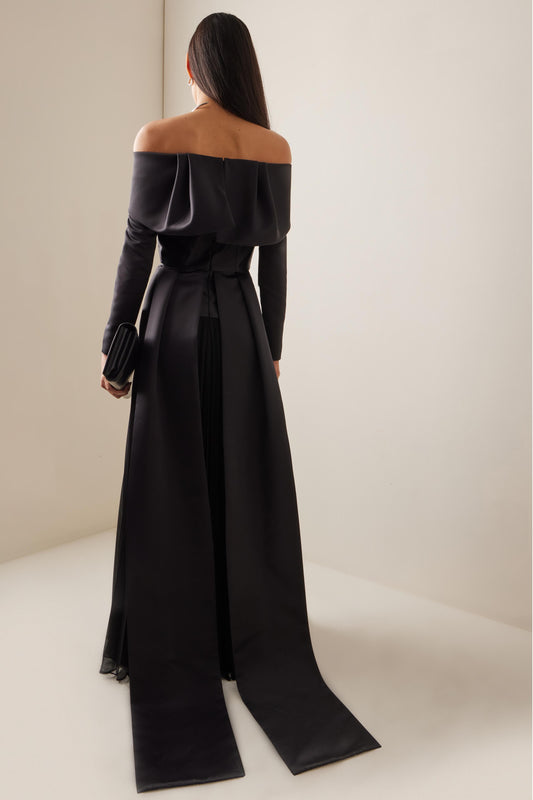 Vestido largo liso plisado con hombros descubiertos