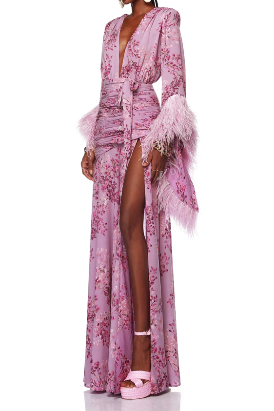 Vestido maxi con abertura y mangas largas con estampado floral y plumas