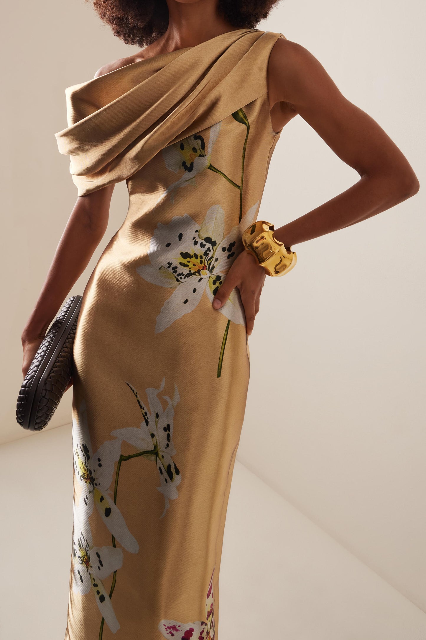 Vestido largo floral de satén con cuello asimétrico