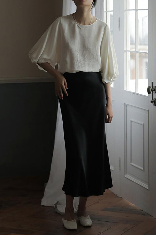Elegante falda midi de satén con cintura alta