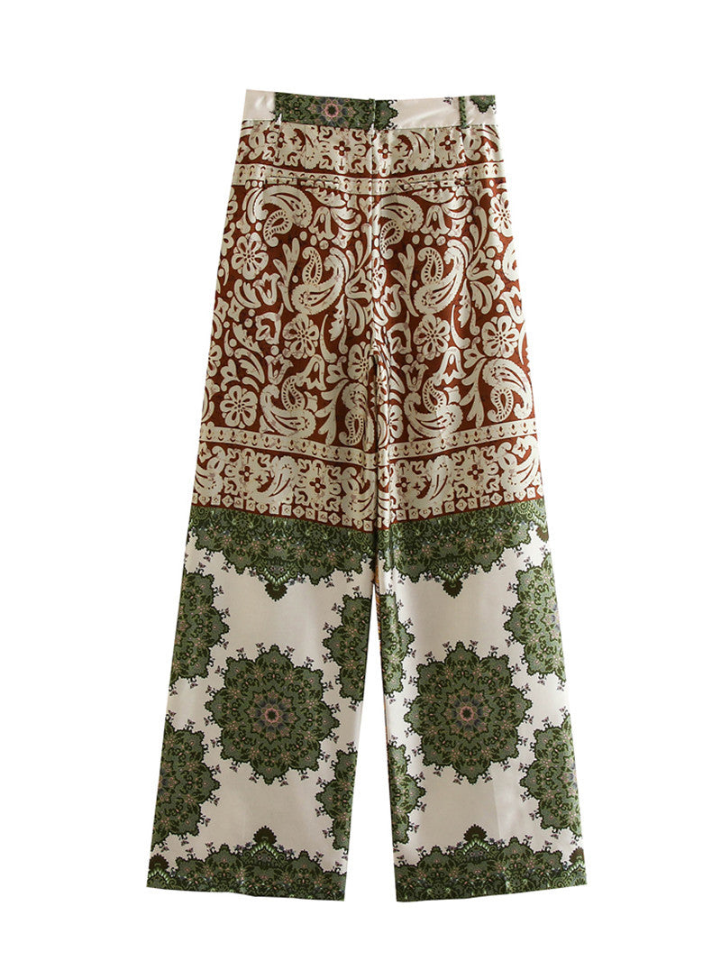 Conjunto de camisa, pantalones y capa con estampado de patchwork