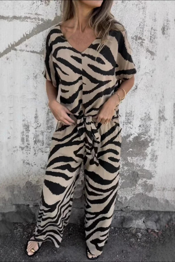 Conjunto de top con cuello en V, manga corta, cordones y pantalones rectos con cintura elástica y bolsillo.