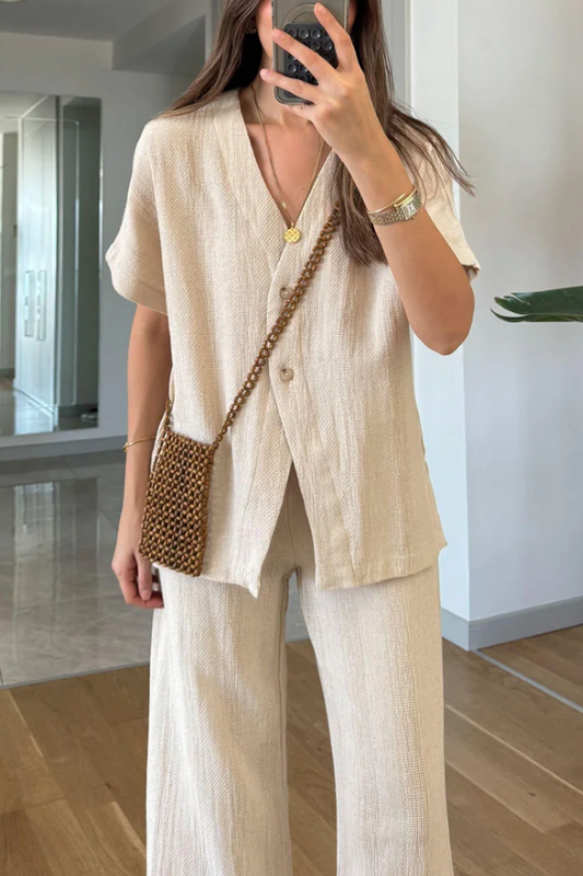 Conjunto casual de dos piezas con cuello en V, manga corta y pantalón