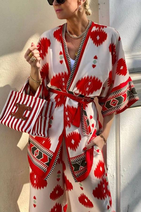 Conjunto de kimono con cinturón y pantalones cortos con bolsillo y cintura elástica con estampado étnico rojo
