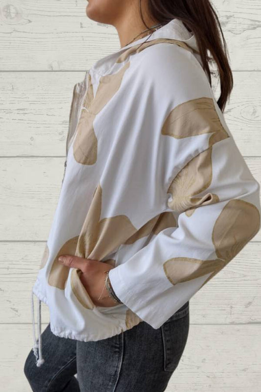 Chaqueta blanca con estampado de pétalos marrones