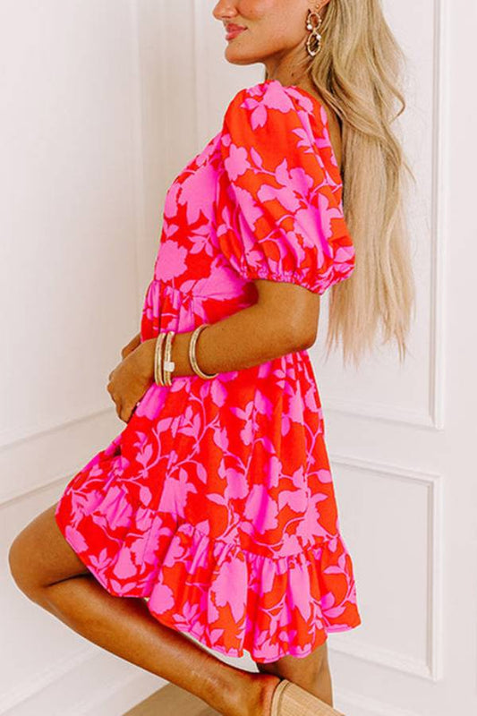 Vestido mini con volantes, escote corazón y mangas abullonadas con flores rojas