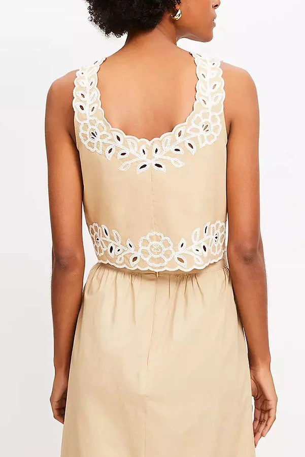 Camiseta de popelina con ojales florales y falda midi de cintura elástica y tiro alto para temporada de vacaciones