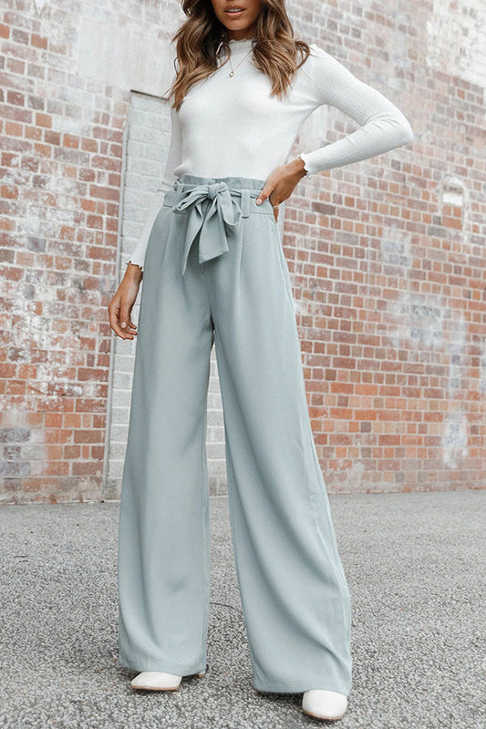 Pantalones anchos con bolsillos y cinturón de moda