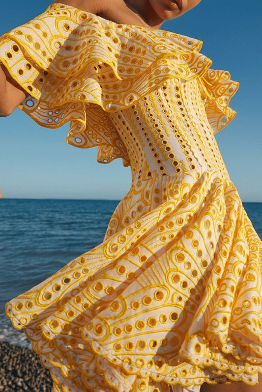 Vestido mini con vuelo y corpiño con volantes y encaje bordado Dolly