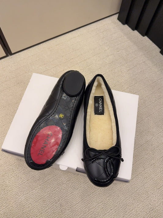 CC 26 Shearling Ballet Flat Black Beige Cowhide Wool 588921