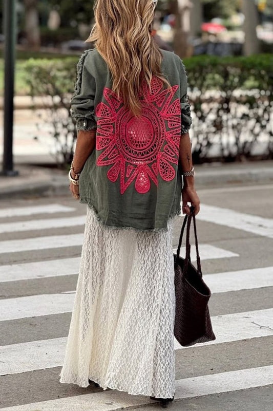 Camisa vaquera verde caqui con mandala de crochet rosa