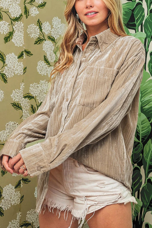 Camisa holgada de terciopelo dorado con bolsillos en el pecho y botones