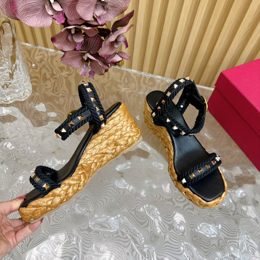 Rockstud Flatform Sandal 75mm In Black Calfskin And Raffia 102860