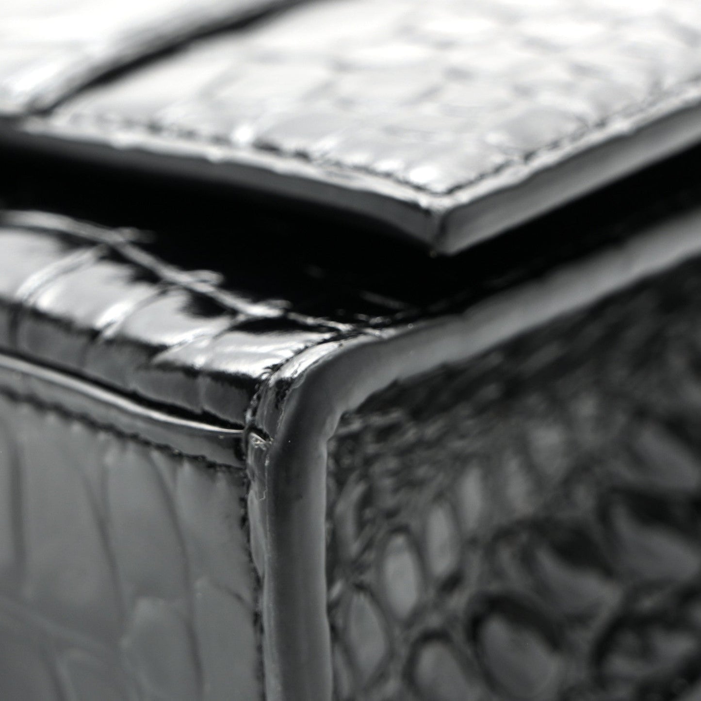 Shiny Calfskin Monochrome Crocodile Embossed Hourglass Chain Bag Black