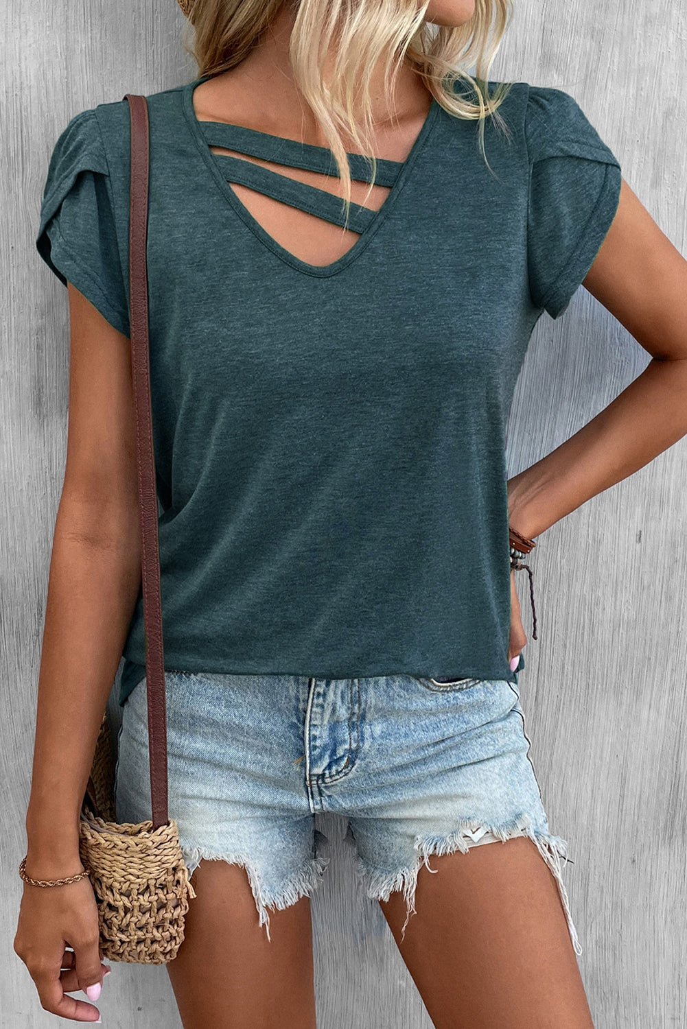 Camiseta informal de color liso con cuello recortado