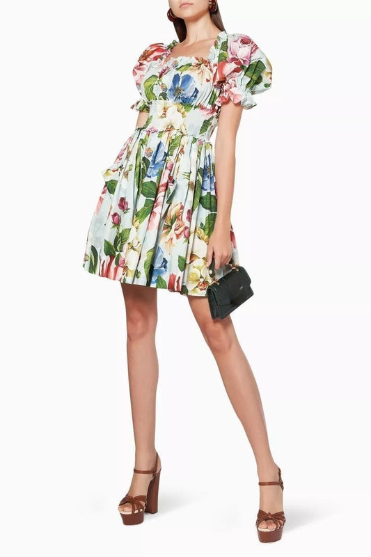 Vestido mini acampanado con corpiño fruncido y estampado de hiedra