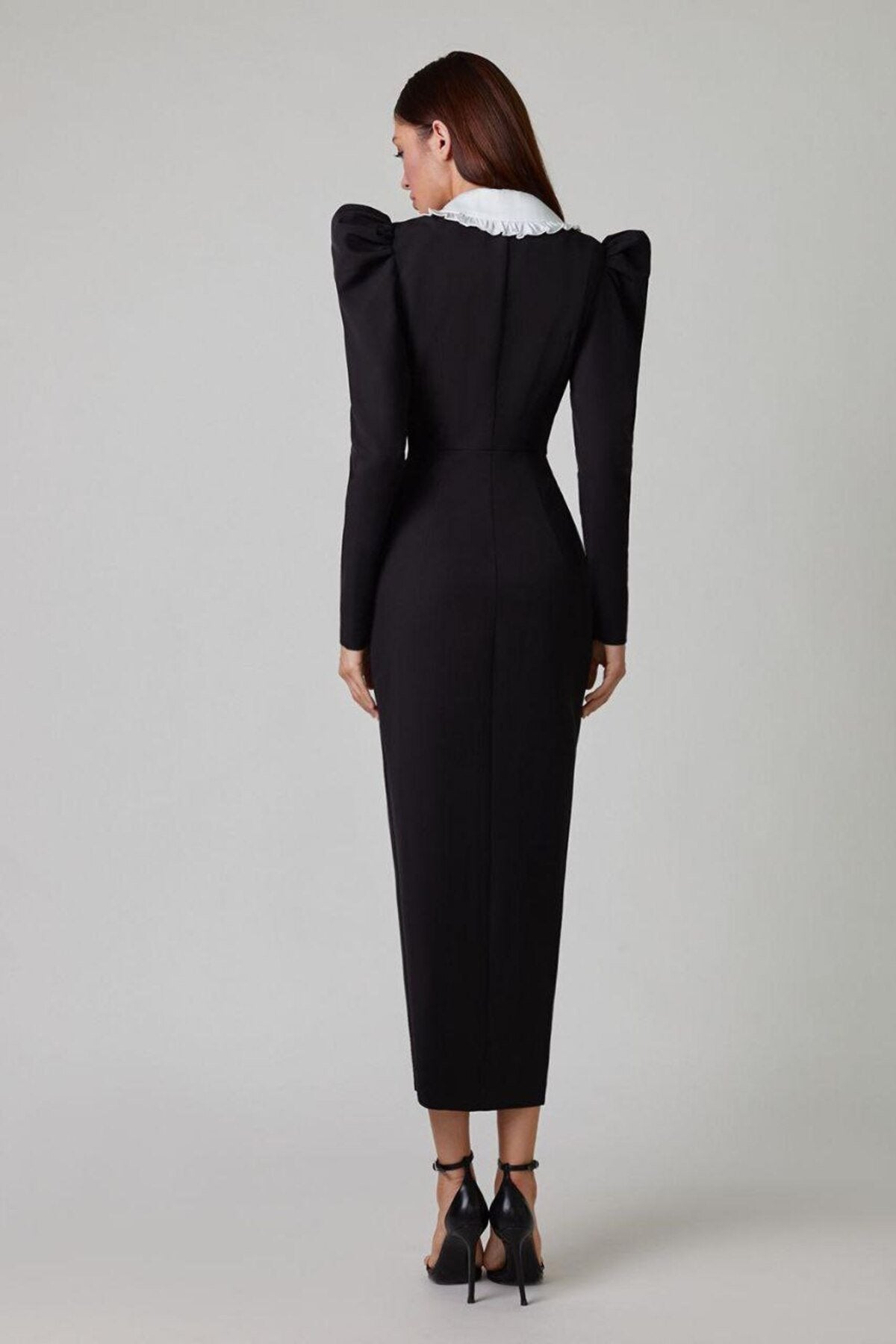 Vestido midi de manga larga con abertura y cuello en contraste con volantes de golondrinas