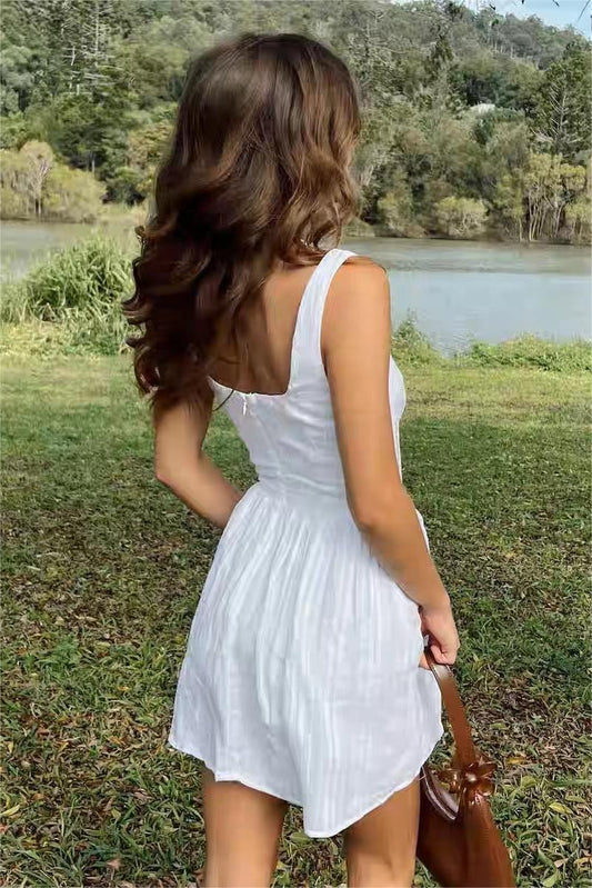 Vestido mini de tirantes con cuello cuadrado