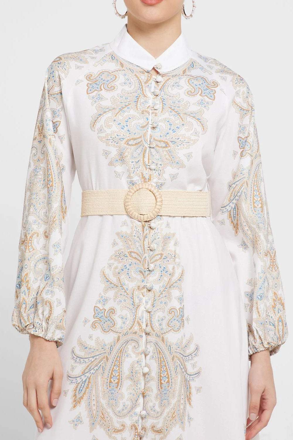 Vestido largo estampado de manga larga con borlas, botones y cinturón