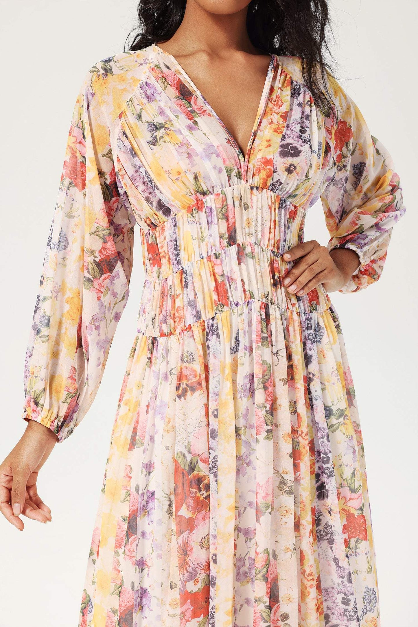 Vestido midi floral con cuello en V y mangas farol