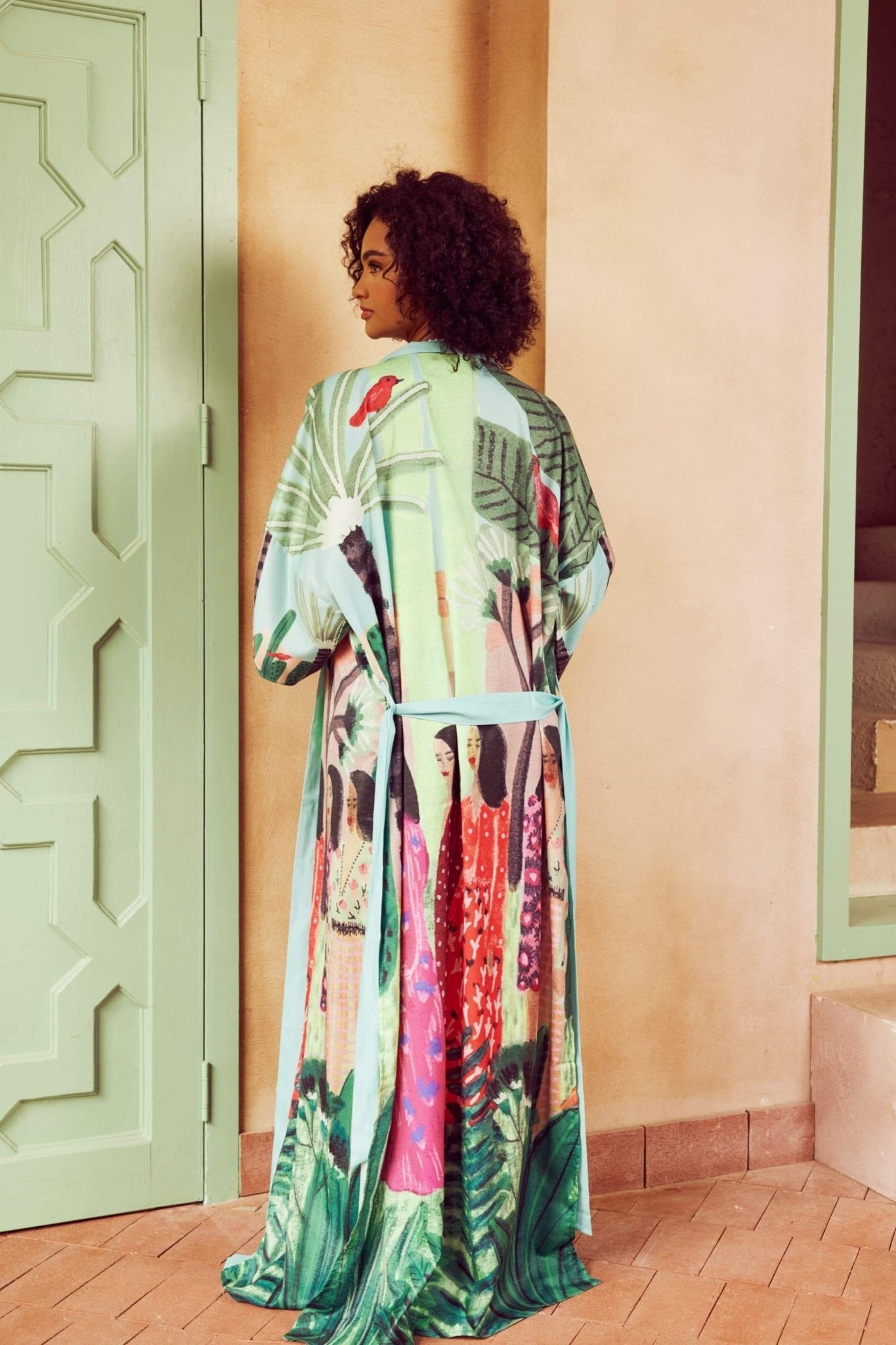 Kimono con cinturón y estampado tropical Lucinda