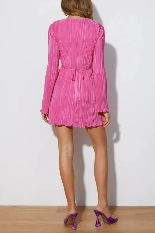 Minivestido con cuello en V y mangas pétalo