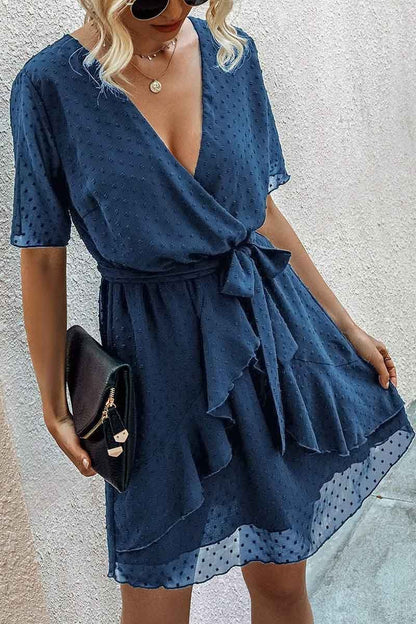 Vestido de lunares suizos con cuello en V y cinturón