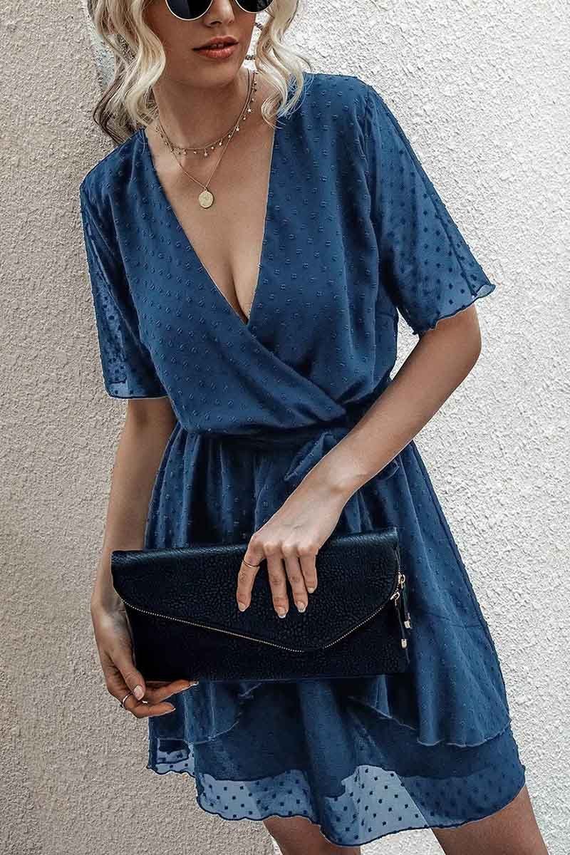 Vestido de lunares suizos con cuello en V y cinturón