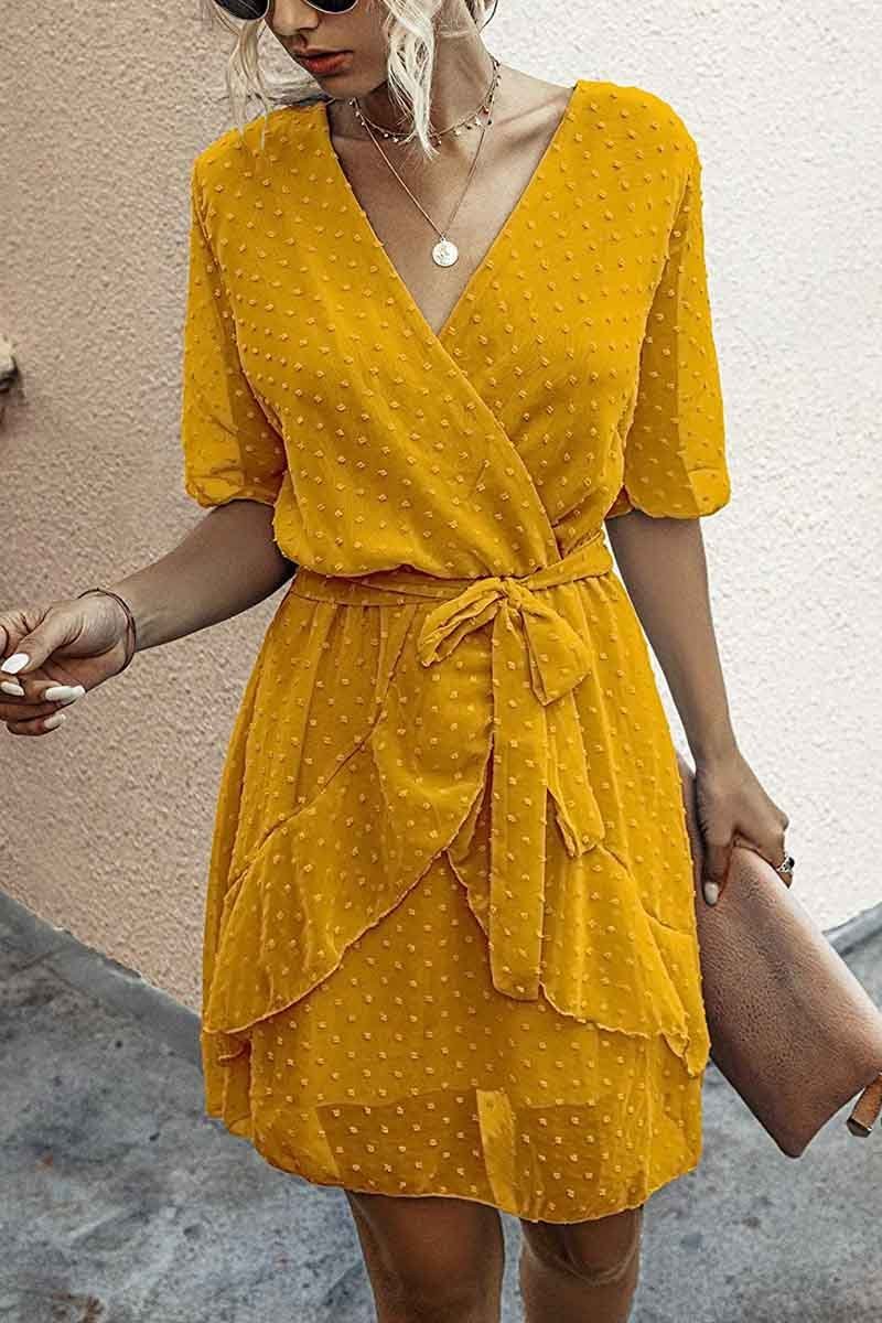 Vestido de lunares suizos con cuello en V y cinturón