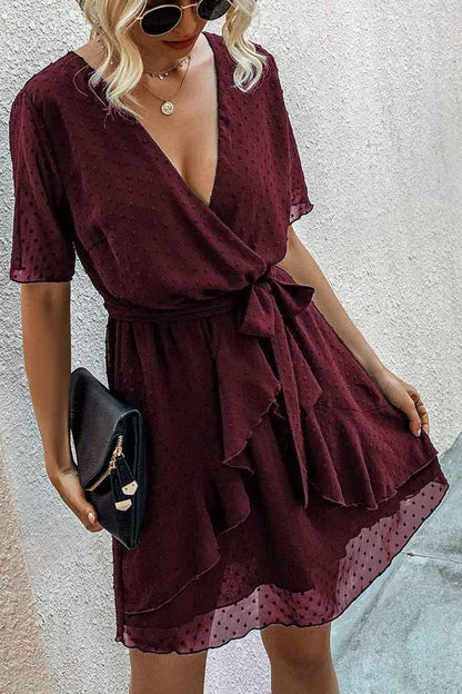 Vestido de lunares suizos con cuello en V y cinturón
