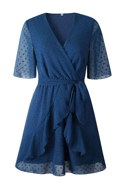 Vestido de lunares suizos con cuello en V y cinturón
