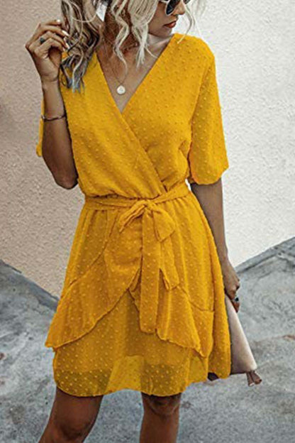 Vestido de lunares suizos con cuello en V y cinturón