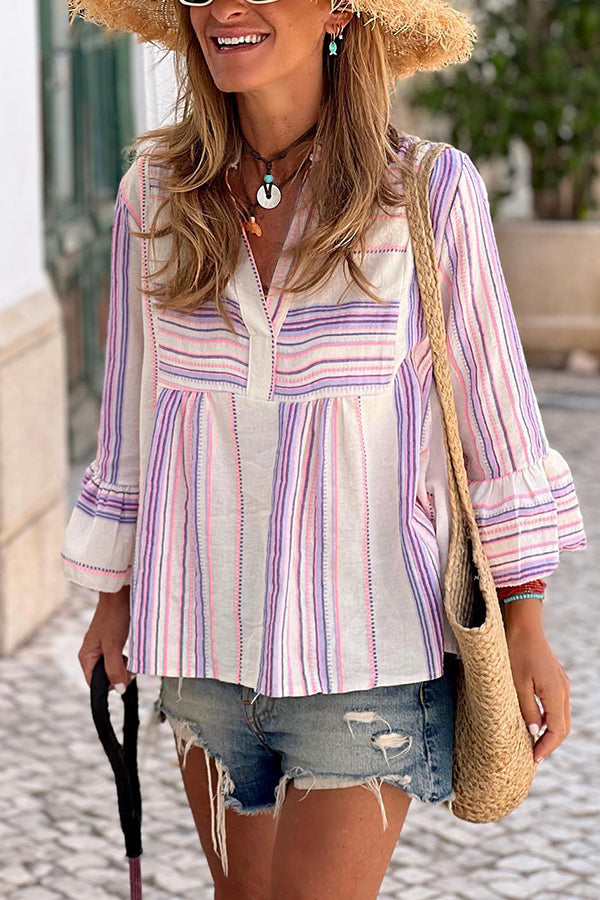 Camisa de moda con cuello en V, mangas abullonadas y rayas con costuras