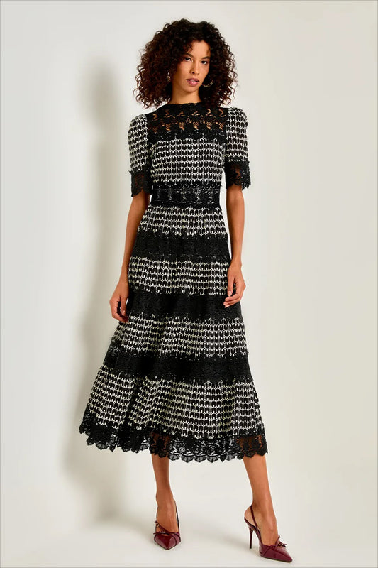 Vestido midi de manga corta con bordado de encaje 