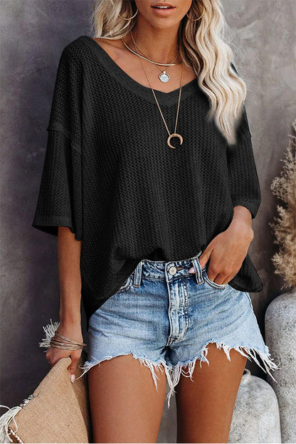 Camiseta negra lisa con volantes escalonados y cuello redondo informal