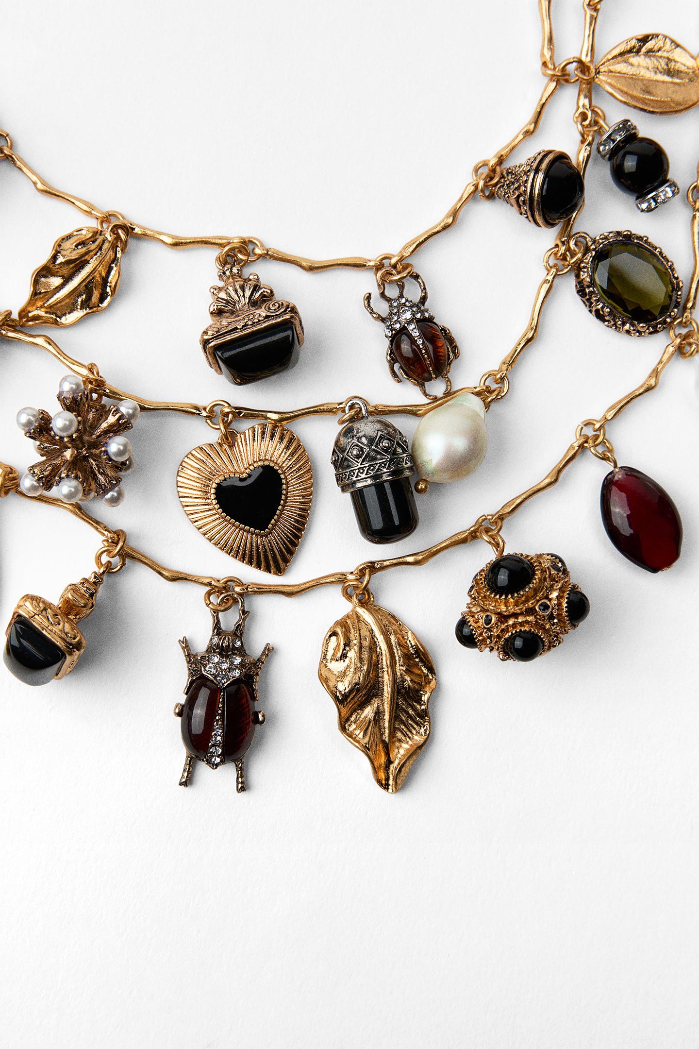 Conjunto de tres collares con múltiples piedras preciosas 