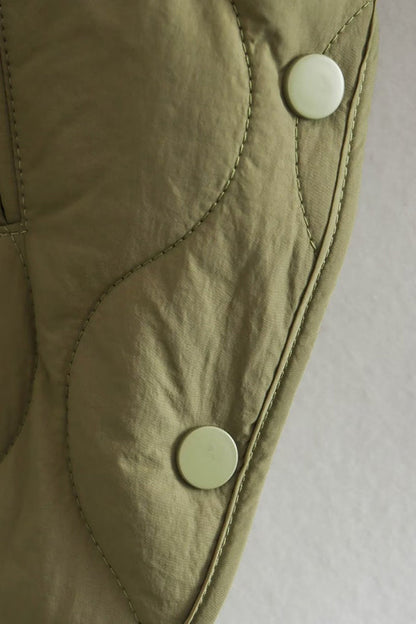 Abrigo holgado de algodón de largo medio, con cuello alto y botonadura sencilla