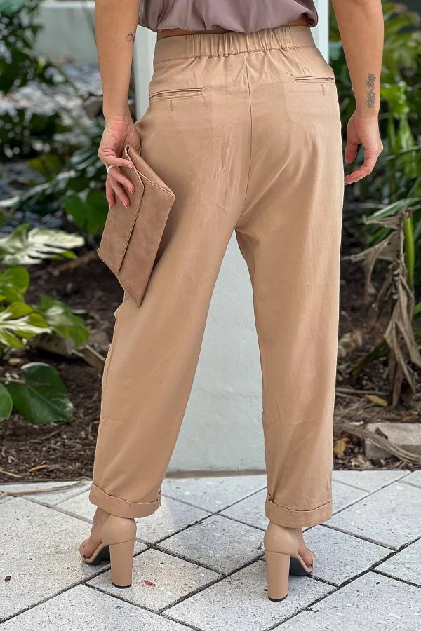 Pantalones cortos con botones desequilibrados en color topo 