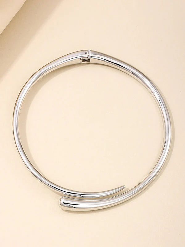 Collar brillante con anillo geométrico de metal simple y moderno 
