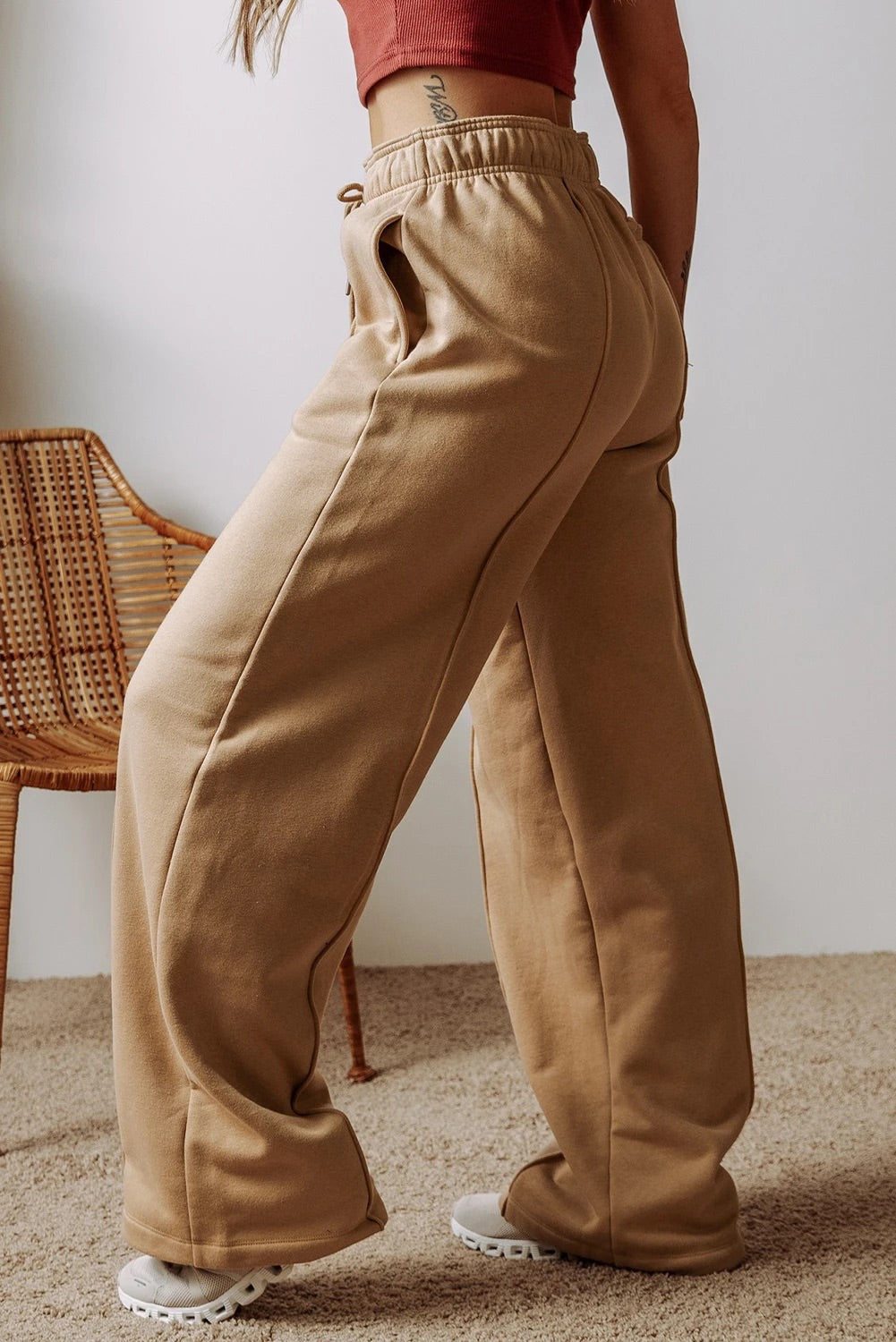 Pantalones anchos de cintura alta con cordón ajustable y costuras expuestas en gris humo