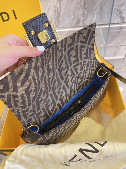 Fendi Women Baguette 1997 Brown