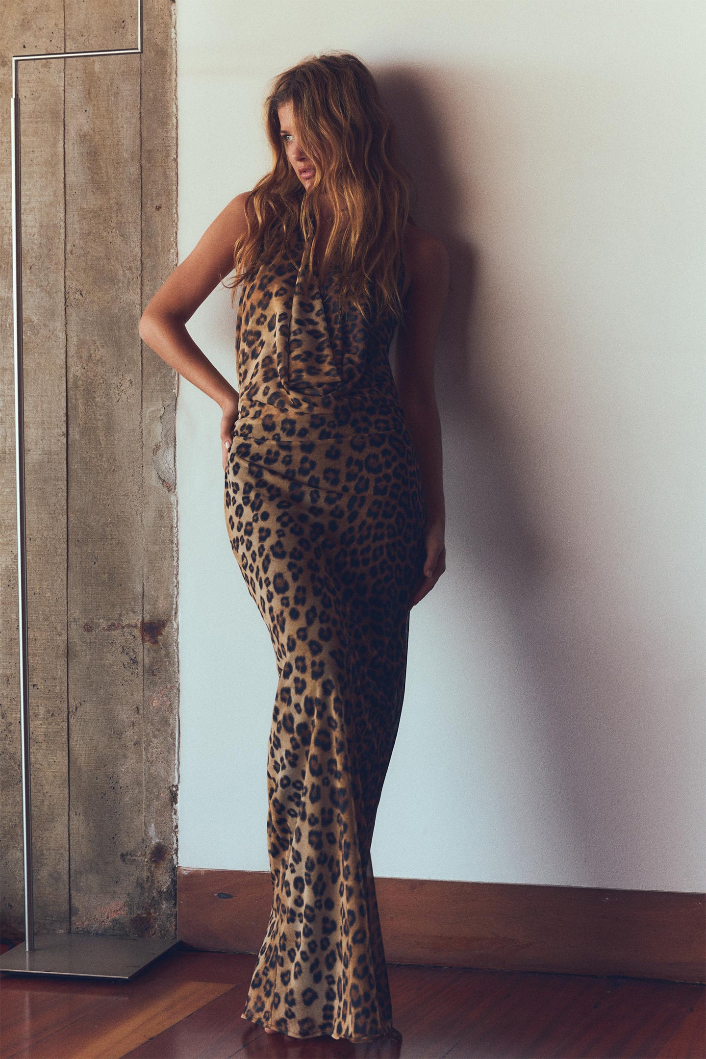 Vestido largo con cuello halter y estampado de leopardo de Marina 