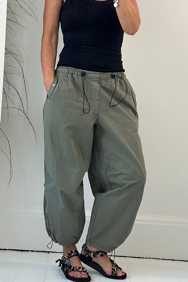 Pantalones cargo con bolsillos y cintura elástica con cordón de estilo urbano