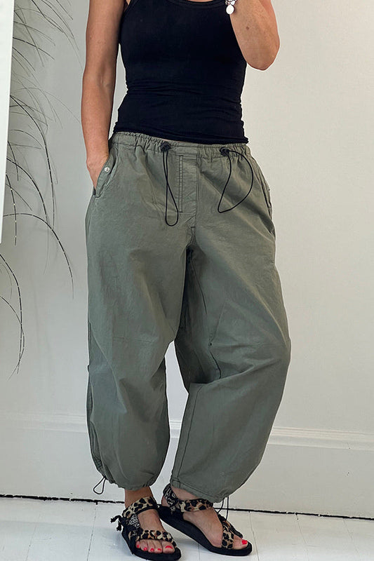 Pantalones cargo con bolsillos y cintura elástica con cordón de estilo urbano
