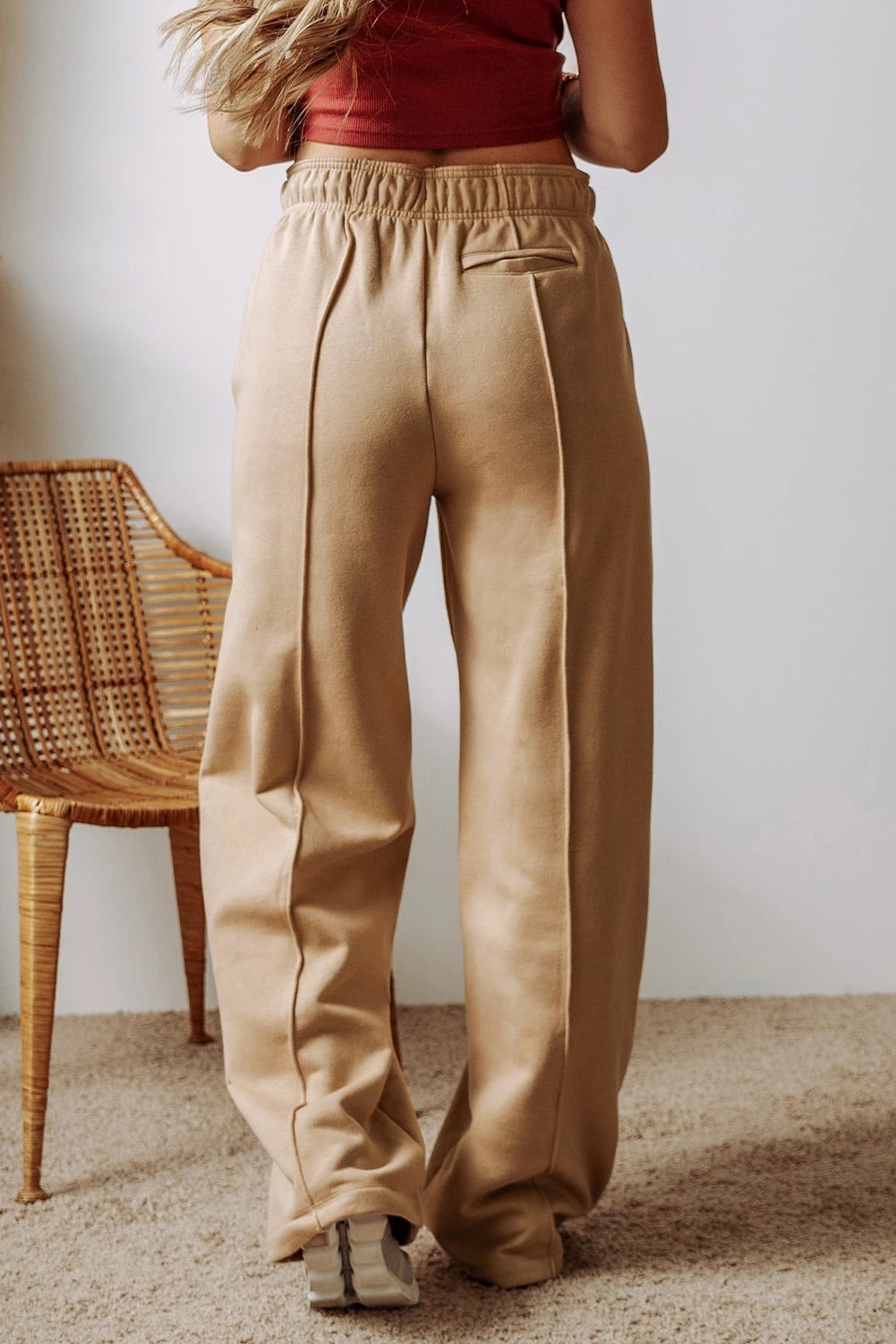 Pantalones anchos de cintura alta con cordón ajustable y costuras expuestas en gris humo