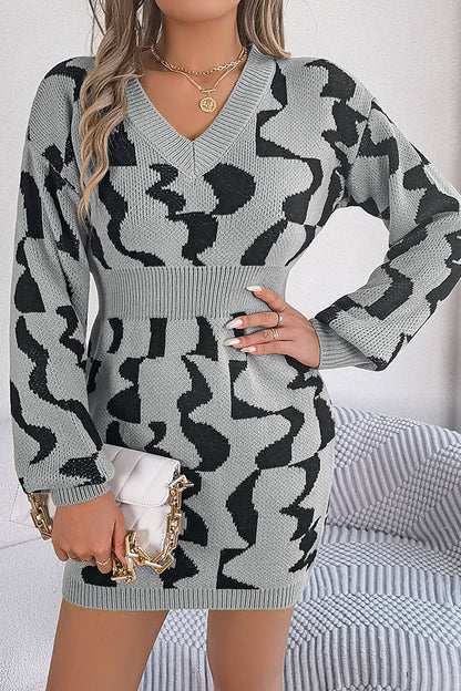 Vestido tipo suéter ajustado a la cintura, de manga larga y color contrastante con cuello en V 