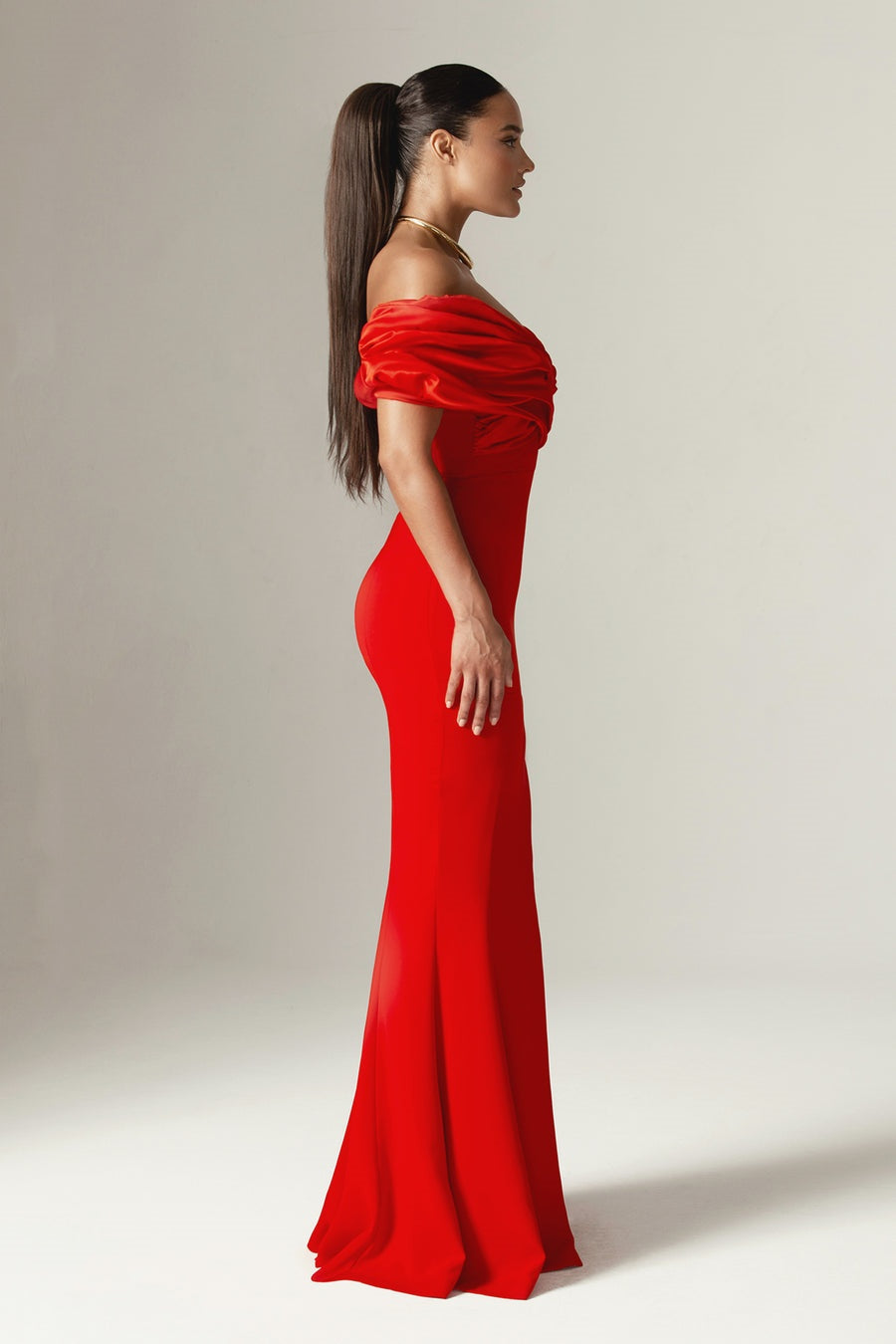 Vestido largo fruncido con hombros descubiertos y abertura Sophia 