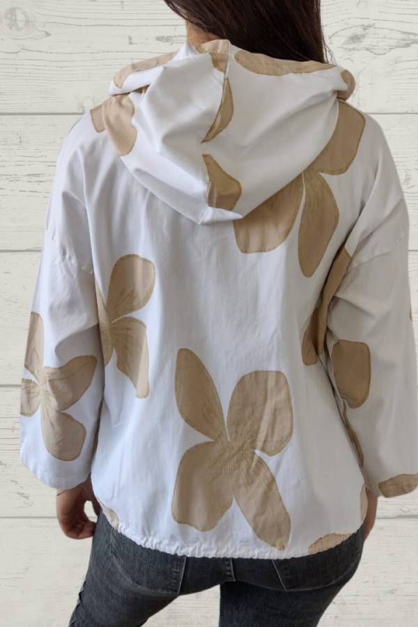 Chaqueta blanca con estampado de pétalos marrones